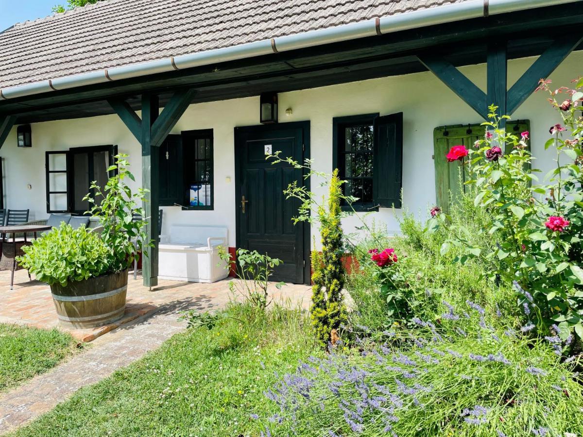 Lelle Vineyard Cottages バラトンレッレ エクステリア 写真