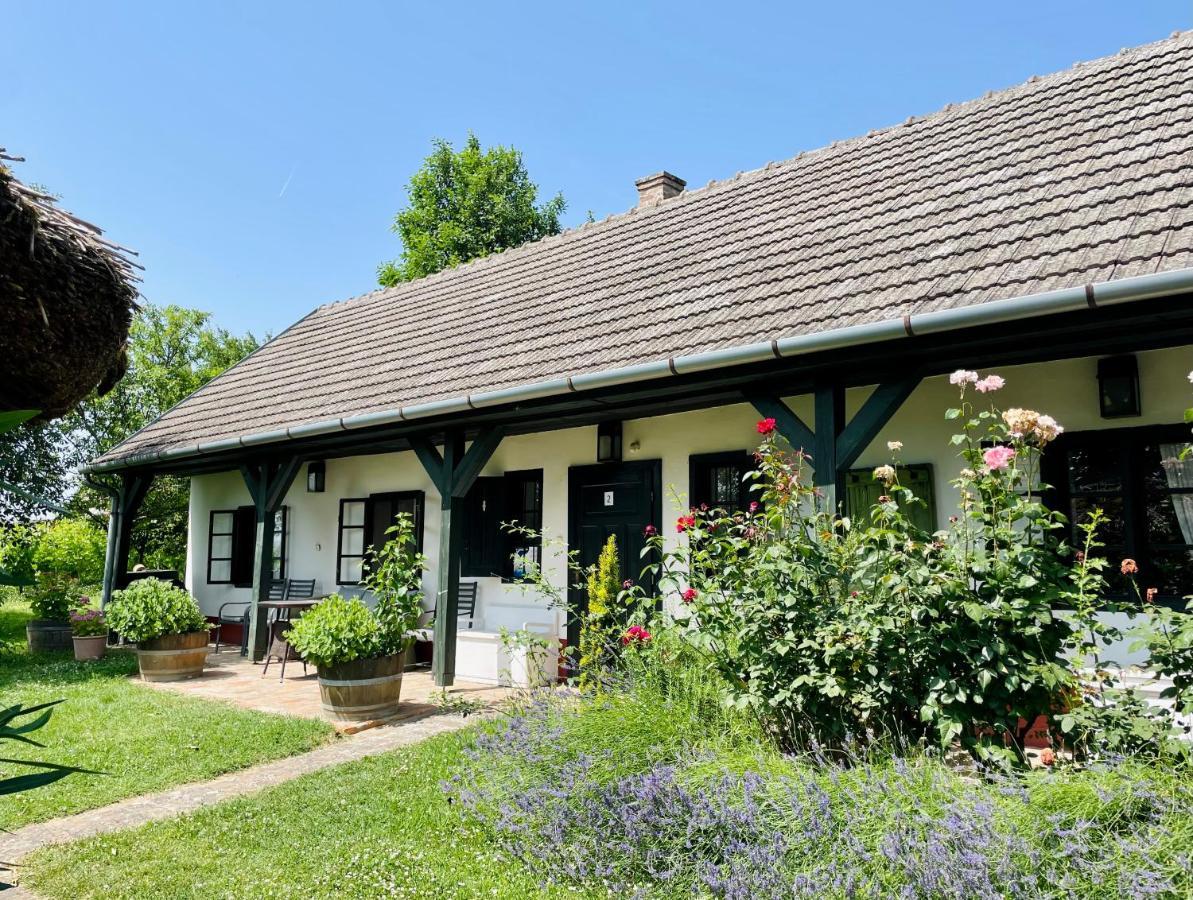 Lelle Vineyard Cottages バラトンレッレ エクステリア 写真