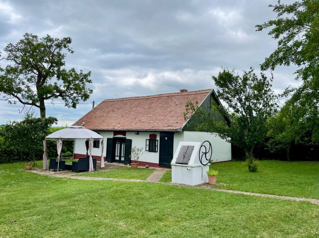 Lelle Vineyard Cottages バラトンレッレ エクステリア 写真
